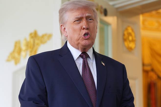 도널드 트럼프 미국 대통령이 13일(현지시간) 백악관 집무실 밖에서 언론과 대화를 하고 있다. [AP]