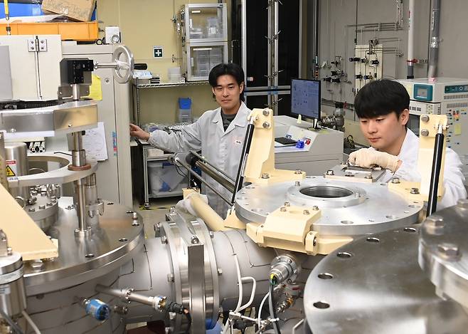 ETRI 연구진이 산화물 반도체를 증착하고 있다.[ETRI 제공]