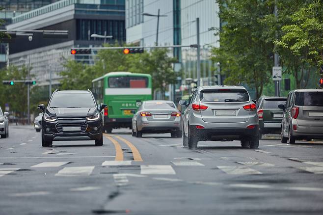 보험개발원은 이번 주 안에 5·2부제 연계 자동차보험 할인 요율 산정을 마무리한다. 산정된 요율은 전 손해보험사에 일괄 적용될 것으로 전해졌으며, 당정은 다음 주 중 구체적인 인하 방안을 발표할 예정이다. [게티이미지뱅크]