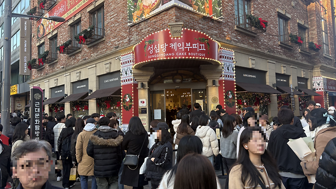 지난해 11월 대전 중구 성심당 부띠끄 매장 앞이 사람들로 붐비고 있다. 박연수 기자