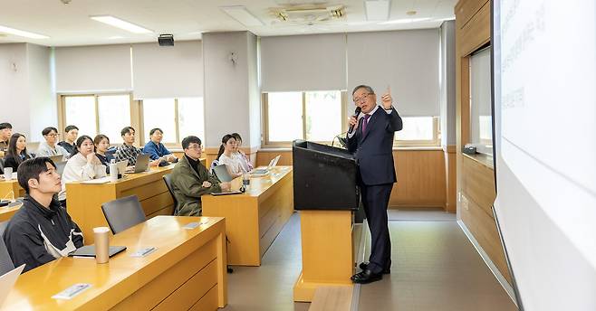 안대희 전 대법관(현 영남대 로스쿨 특임석좌교수)이 지난 13일 영남대 로스쿨 정규 교과목 ‘법과 사회적 책임’ 특강을 했다.[영남대 제공]