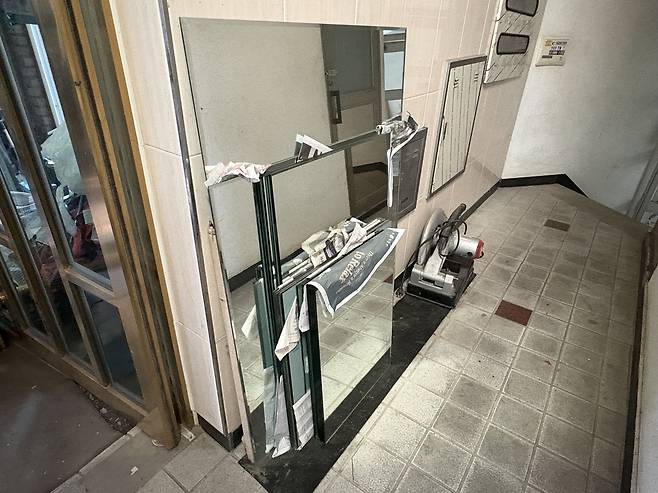 ‘노쇼 사기’로 인해 홍씨의 가게에 방치된 거울.  정주원 기자