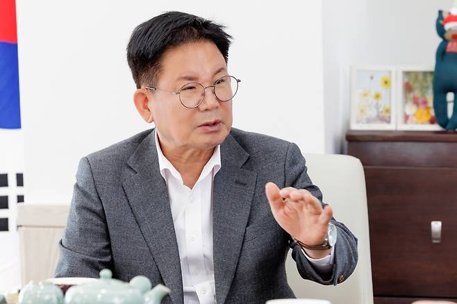 박강수 마포구청장은 직원들 사이에서 ‘마포의 아이돌’로 통하고, 다양한 아이디어와 발상으로 굳은 신뢰를 받고 있다. *출처: 마포구청 제공