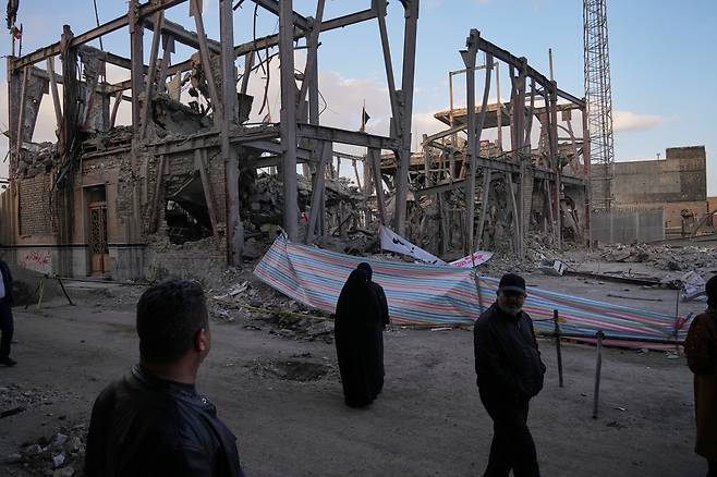 지난 4일(현지시간) 이스라엘의 공습으로 파괴된 이란 잔잔 지역 그랜드 호세이니예 단지의 모습. [AP]