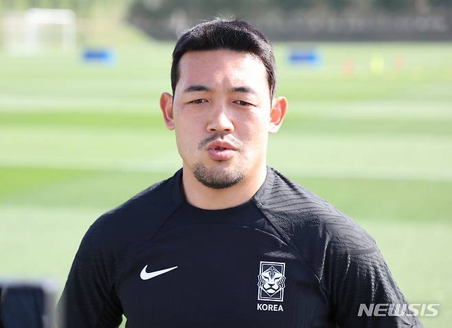 [도하(카타르)=뉴시스] 김근수 기자 = 대한민국 축구대표팀 수비수 이기제가 13일(현지시간)  카타르 도하 알 에글라 트레이닝센터에 앞서 취재진 질문에 답하고 있다. 위르겐 클린스만 감독이 이끄는 대표팀은 오는 15일 E조 조별리그 첫 경기인 바레인전을 시작으로 20일 요르단, 25일 말레이시아와 경기를 치른다. 2024.01.13. ks@newsis.com
