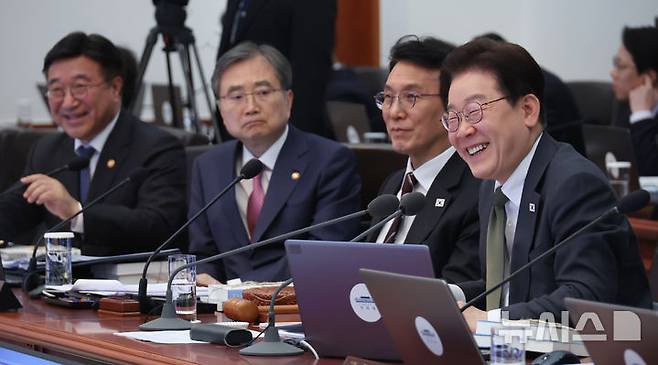 [서울=뉴시스] 최동준 기자 = 이재명 대통령이 14일 청와대에서 열린 국무회의 겸 비상경제점검회의에서 발언하며 웃고 있다. 2026.04.14. photocdj@newsis.com