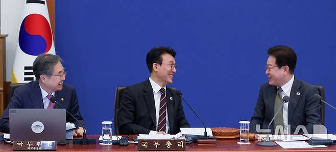 [서울=뉴시스] 최동준 기자 = 이재명 대통령이 14일 청와대에서 열린 국무회의 겸 비상경제점검회의에서 발언하며 웃고 있다. 왼쪽부터 조현 외교부 장관, 김민석 국무총리, 이 대통령. 2026.04.14. photocdj@newsis.com