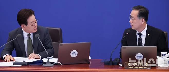 [서울=뉴시스] 최동준 기자 = 이재명 대통령이 14일 청와대에서 열린 국무회의 겸 비상경제점검회의에서 이형일 재정경제부 제1차관에게 질의하고 있다. 2026.04.14. photocdj@newsis.com