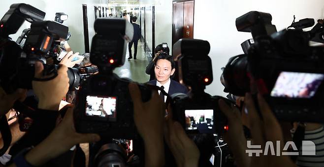 [서울=뉴시스] 김명년 기자 = 쌍방울 대북 송금 사건을 수사했던 박상용 검사가 14일 오전 서울 여의도 국회 '윤석열정권정치검찰조작기소의혹사건진상규명국정조사특별위원회'에서 열린 청문회에서 물 마시는 이화영 전 경기도 평화부지사 뒤로 선서 거부로 인해 퇴장당한 뒤 취재진의 질문을 받으며 이동하고 있다.  2026.04.14. kmn@newsis.com