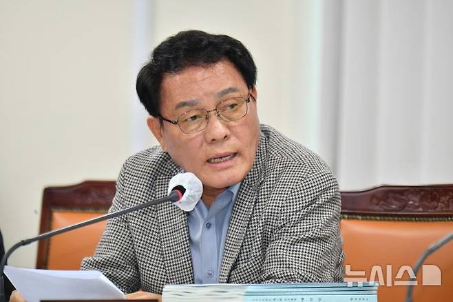 [창원=뉴시스]박병영 경남도의원이 14일 도의회 예산결산특별위원회의 2026년도 경남도 제1회 추가경정예산안 종합심사에서 집행부를 상대로 지역균형발전세 도입 검토 등을 주문하고 있다.(사진=경남도의회 제공) 2026.04.14. photo@newsis.com