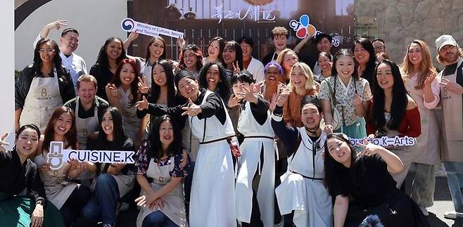 4일 미국 LA에서 열린 CJ제일제당 'K-쿠킹 클래스 바이 퀴진케이' 참가자들이 단체 사진을 찍고 있다. (사진=CJ제일제당 제공) *재판매 및 DB 금지