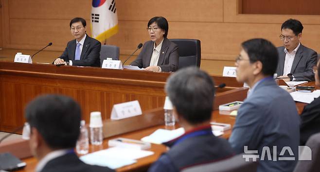 [서울=뉴시스] 김선웅 기자 = 정은경 보건복지부 장관이 14일 서울 종로구 정부서울청사에서 열린 2026년도 제3차 국민연금기금운용위원회에서 모두발언을 하고 있다. 2026.04.14. mangusta@newsis.com