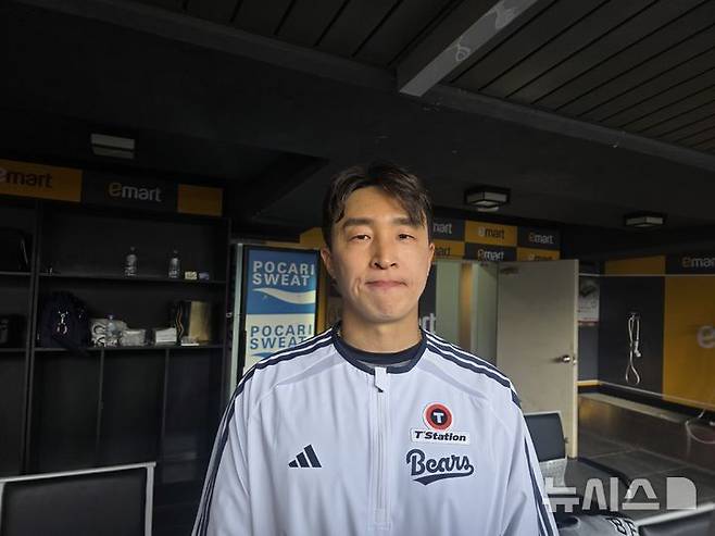 [인천=뉴시스] 김희준 기자 = 두산 베어스로 트레이드된 손아섭이 14일 인천 SSG랜더스필드에서 벌어진 SSG 랜더스와의 경기를 앞두고 팀에 합류해 인터뷰를 하고 있다. 2026.04.14jinxijun@newsis.com