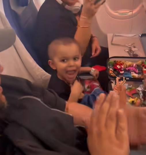 안내 방송을 듣고 기뻐하는 크루즈 [사우스웨스트 항공 SNS]