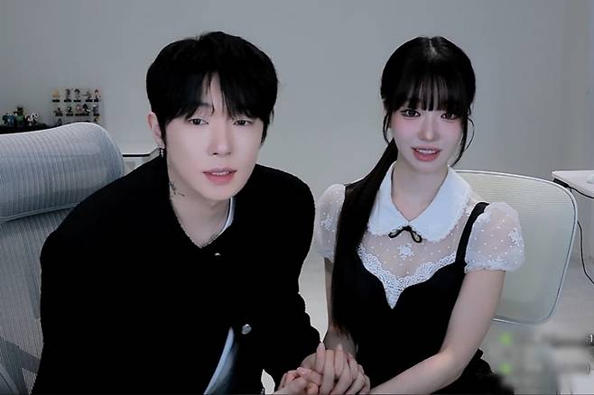 왼쪽부터 BJ 케이, 과즙세연. 케이 인터넷 방송 캡처