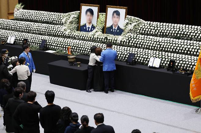 14일 오전 전남 완도군 농어민문화체육센터에서 열린 고 박승원 소방경·노태영 소방교의 영결식에서 한 유족이 헌화한 뒤 오열하고 있다. 연합뉴스
