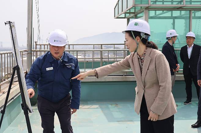 관세청 이진희(오른쪽) 통관국장이 14일 HD현대오일뱅크 대산공장을 방문해 수입 통관 현장을 점검하고 있다. 관세청 제공