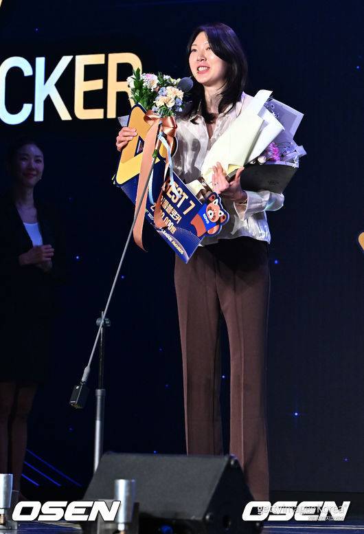 [OSEN=민경훈 기자] 13일 오후 서울 광진구 그랜드 워커힐 호텔 비스타홀에서 ‘진에어 2025-2026 V리그’ 시상식이 열렸다. 현대건설 양효진이 여자부 베스트 7 2026.04.12 / rumi@osen.co.kr