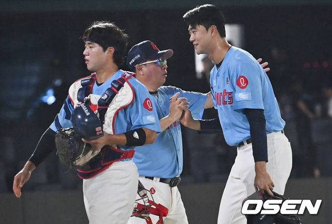 [OSEN=부산, 이석우 기자] 31일 부산 사직야구장에서 2025 신한 SOL 뱅크 KBO 리그 롯데 자이언츠와 NC 다이노스의 경기가 열렸다. 홈팀 롯데는 데이비슨이, 방문팀 NC는 김녹원이 선발 출전했다.롯데 자이언츠 김태형 감독이 NC 다이노스에 11-5로 승리한 후 손성빈, 윤성빈과 기쁨을 나누고 있다. 2025.07.31 / foto0307@osen.co.kr