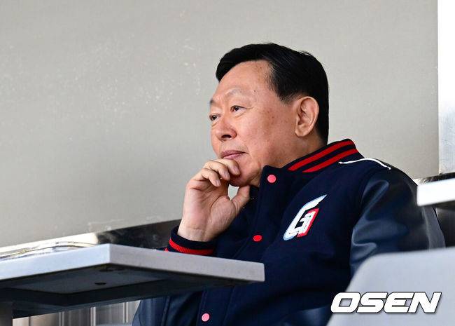 [OSEN=잠실, 김성락 기자] 25일 오후 서울 잠실야구장에서 ‘2025 신한 SOL Bank KBO리그’ 두산 베어스와 롯데 자이언츠의 경기가 열렸다. 홈팀 두산은 최원준, 원정팀 롯데는 데이비슨을 선발로 내세웠다. 경기장을 방문한 롯데 신동빈 회장이 경기를 지켜보고 있다.  2025.04.25/ ksl0919@osen.co.kr