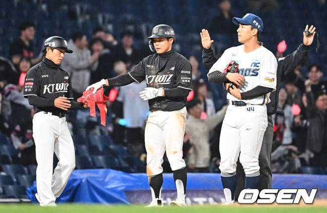 [OSEN=창원, 이석우 기자] 14일 창원NC파크에서 2026 신한 SOL KBO 리그 NC 다이노스와 KT 위즈의 경기가 열렸다. 홈팀 NC는 버하겐이, 방문팀 KT는 고영표가 선발 출전했다. KT 위즈 권동진이 4회초 2사 만루 싹쓸이 우중간 3루타를 치고 하이파이브를 하고 있다. 2026.04.14 / foto0307@osen.co.kr