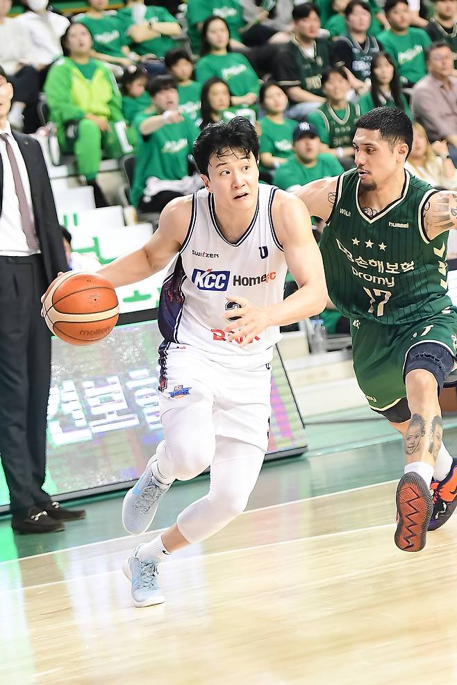 KCC는 13일 원주종합체육관에서 열린 2025~2026 프로농구 6강 플레이오프(PO) 1차전에서 DB를 81-78로 꺾었다. 정규리그 3위 DB의 자존심에 일격을 가하며 PO 4강 진출의 분수령을 넘은 순간이었다. 해당 사진은 KCC 허웅 선수. KBL 제공
