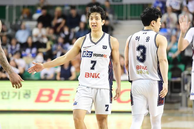 KCC는 13일 원주종합체육관에서 열린 2025~2026 프로농구 6강 플레이오프(PO) 1차전에서 DB를 81-78로 꺾었다. 정규리그 3위 DB의 자존심에 일격을 가하며 PO 4강 진출의 분수령을 넘은 순간이었다. 해당 사진은 KCC 허훈 선수. KBL 제공