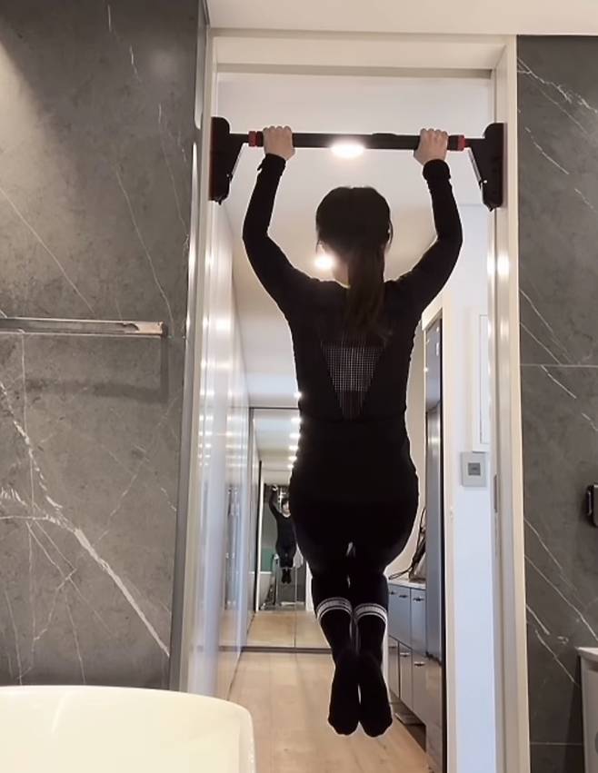 하희라가 집에서 철봉에 매달리며 운동을 하는 모습. 하희라 인스타그램 캡처