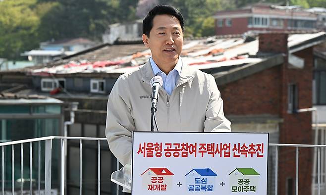 “공공이 주택사업 갈등 중재·촉진자로” 오세훈 서울시장이 13일 공공 재개발이 추진 중인 마포구 아현1구역에서 ‘서울형 공공 참여 주택 사업’ 추진 방안을 발표하고 있다. 서울시 제공