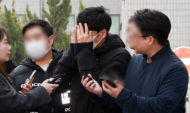 배달의민족 외주사에 상담사로 위장 취업해 고객 정보를 빼돌려 사적 보복 범죄에 악용한 일당의 총책 정모씨가 지난 3일 서울 양천경찰서에서 검찰로 구속 송치되고 있다. 연합뉴스