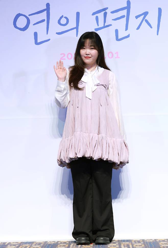 지난해 9월15일 가수 이수현이 서울 송파구 롯데월드시네마에서 열린 애니메이션 영화 ‘연의 편지’ 시사회 및 기자간담회에서 포즈를 취하고 있다. 뉴스1