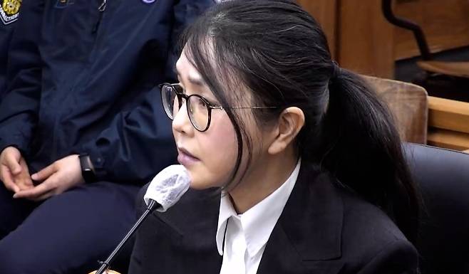 13일 김건희 여사가 서울 서초구 서울중앙지법 형사합의33부(부장 이진관) 심리로 열린 박성재 전 법무부 장관의 내란 중요임무 종사 혐의 사건의 속행 공판에 증인으로 출석해 증언하고 있다. 2026.4.13 서울중앙지법 제공 영상 캡처