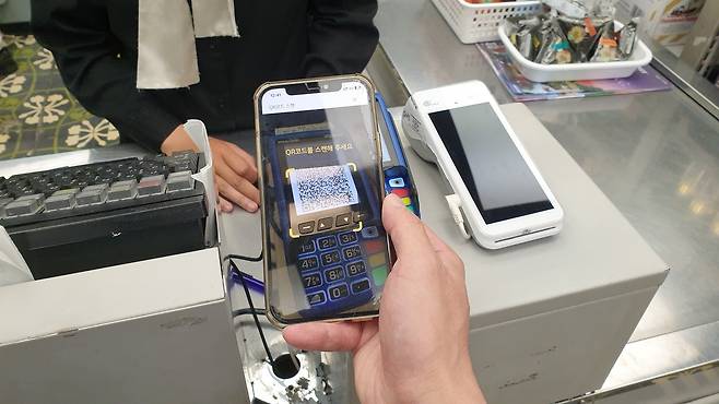 인도네시아 자카르타 쿠닝안 지역에 위치한 롯데몰에서 KB국민은행 QR결제 서비스를 통해 상품 결제를 진행하고 있는 모습. 신중섭 기자