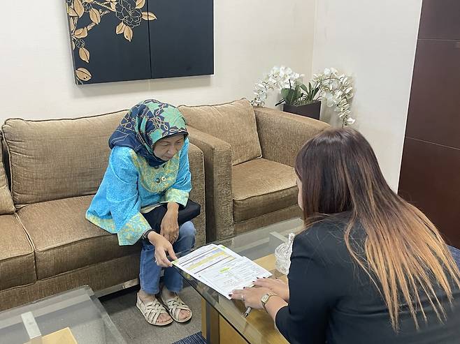 파리다(72)씨가 인도네시아 자카르타 KB뱅크 본점 영업점에서 상담을 받고 있다. 신중섭 기자