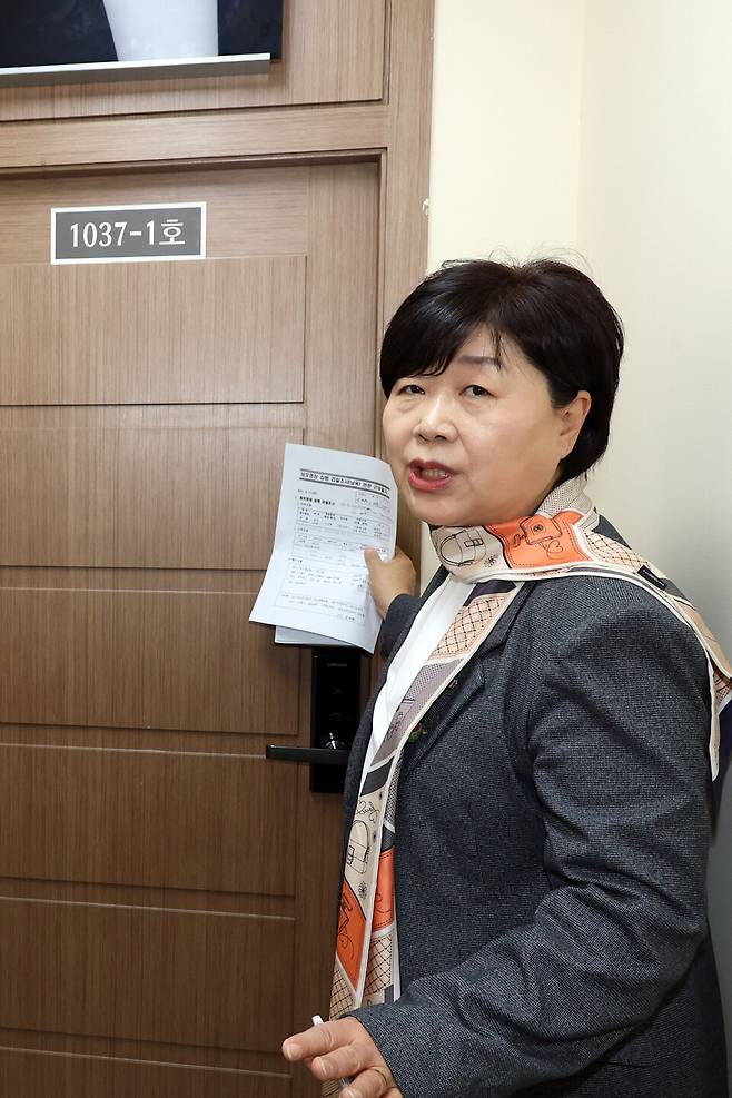 국회 윤석열 정권 정치검찰 조작기소 의혹 진상규명을 위한 국정조사 특별위원회가 9일 서울중앙지검에 대한 현장조사에 나선 가운데 서영교 위원장과 위원들이 영상녹화조사실을 살펴보고 있다. ⓒ국회사진기자단