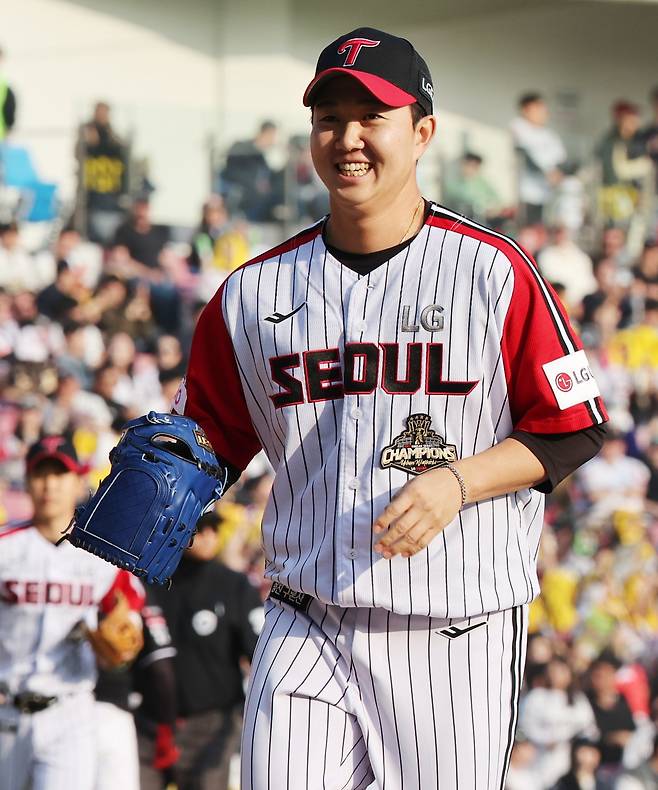 LG 유영찬은 13일까지 올해 8경기에서 7세이브를 거두며 세이브 부문 단독 선두를 달리고 있다. 그는 “올해는 아프지 않고 시즌 내내 1군에 있는 게 목표”라며 남다른 각오를 전했다. 뉴시스