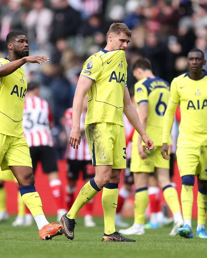 토트넘 선수들이 13일(한국시간) 선덜랜드와 EPL 32라운드 원정경기를 패하며 강등권을 벗어나지 못하자 고통스러워하고 있다. 사진출처|SNS