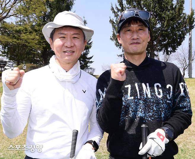 정몽규 대한축구협회장(왼쪽)과 이정효 수원 삼성 감독이 13일 ‘2026 축구인 골프대회’에서 포즈를 취하고 있다. 용인 | 문재원 기자