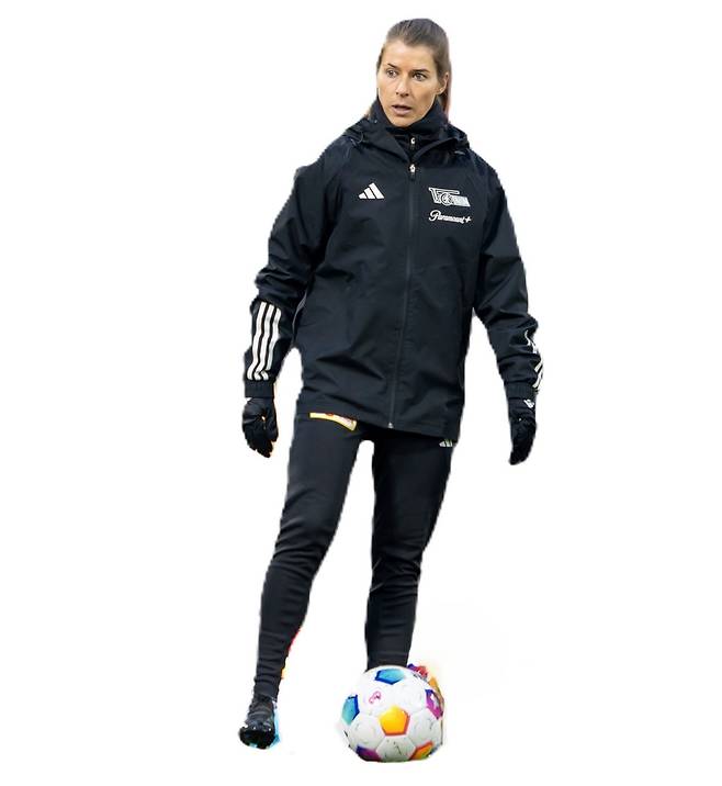 2023년 11월 당시 우니온 베를린 마리-루이제 에타 코치가 훈련 중 경기장을 바라보고 있다. AP연합