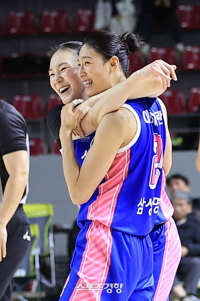 배혜윤(왼쪽)과 이해란 | WKBL 제공