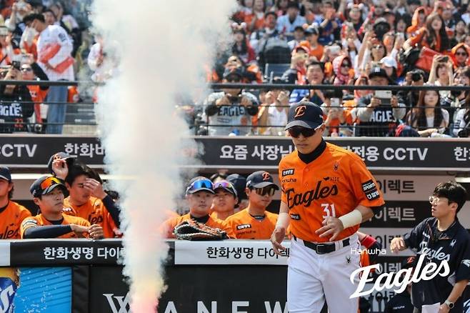 ▲ 한화 이글스가 14일 두산 베어스와 트레이드를 단행했다. 두산에 손아섭을 내주고 투수 이교훈과 현금 1억5000만원을 받았다. 좌완투수 선수층 강화를 위해 이교훈을 영입했다. 손아섭은 두산에서 새출발해 새롭게 기회를 얻을 것으로 보인다. ⓒ한화 이글스