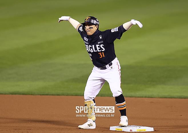 ▲ 한화 이글스가 14일 두산 베어스와 트레이드를 단행했다. 두산에 손아섭을 내주고 투수 이교훈과 현금 1억5000만원을 받았다. 좌완투수 선수층 강화를 위해 이교훈을 영입했다. 손아섭은 두산에서 새출발해 새롭게 기회를 얻을 것으로 보인다. ⓒ곽혜미 기자