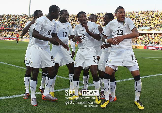 ▲ 올해 가나는 통산 5번째 월드컵 본선에 도전하는 팀이다. 역대 최고 성적은 2010년 남아공 월드컵에서의 8강이다. 당시 안드레 아이유, 아사모아 기안, 케빈 프린스 보아텡, 설리 문타리 등을 주축으로 공수에 걸쳐 탄탄한 전력을 뽐내 아프리카 대륙 자존심을 세운 바 있다. 이후 부드러운 세대교체에 실패해 16년 전 만큼의 위용은 잃은 상태다. 케이로스 감독 어깨가 무거운 이유다.