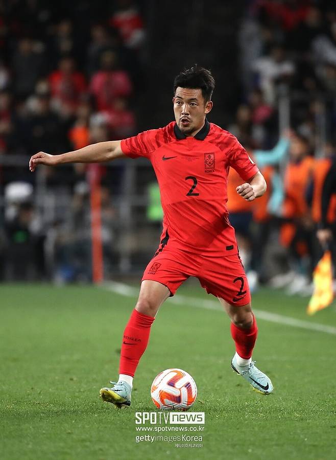 ▲ 중동 정세 악화로 이란을 떠나 귀국했던 베테랑 풀백 이기제가 새로운 행선지를 찾았다.&nbsp;선택지는 예상과 달리 국내가 아닌 동남아시아다. 태국 최고 명문 방콕 유나이티드 유니폼을 입고 프로 통산 4번째 해외 커리어를 이어간다.