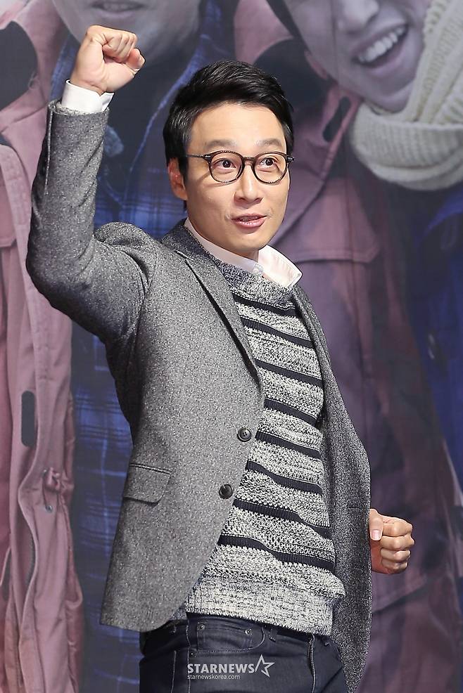 $ 방송인 이휘재가 2일 오전 서울 중구 그랜드 앰배서더 서울 그랜드볼룸에서 열린 MBN 예능 '도시탈출 외인구단' 제작발표회에 참석해 포즈를 취하고 있다.  '도시탈출 외인구단'은 MBN이 새롭게 선보이는 신규 예능 프로그램으로 일상에 지친 중년 남성 6명이 답답한 도시를 탈출해 자신만의 힐링 타임을 만끽해보는 로드 버라이어티 프로그램으로 오는 5일 첫 방송된다. /사진=박찬하 인턴기자 photoray@