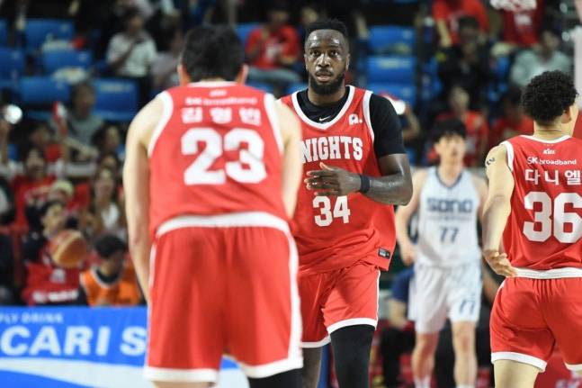 14일 오후 7시 서울 잠실학생체육관에서 열린 2025~2026 LG전자 프로농구 6강 플레이오프 2차전 경기 중 자밀 워니(가운데). /사진=KBL 제공