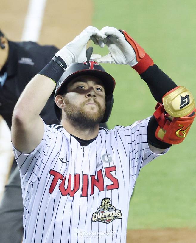 [B하인드★] '잠실오서방' 오스틴, 롯데 신동빈 구단주 앞에서 역전 솔로포 쾅! 8연승 동시에 10승 선착 축포