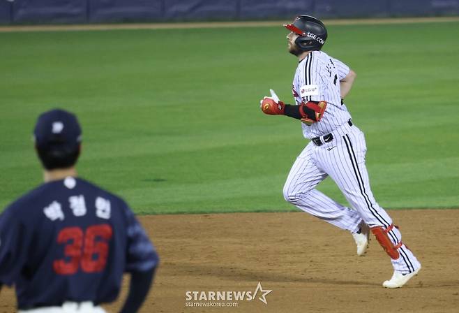 [B하인드★] '잠실오서방' 오스틴, 롯데 신동빈 구단주 앞에서 역전 솔로포 쾅! 8연승 동시에 10승 선착 축포