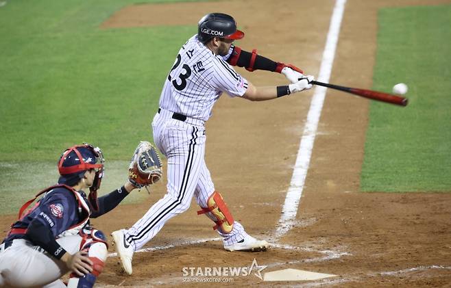 [B하인드★] '잠실오서방' 오스틴, 롯데 신동빈 구단주 앞에서 역전 솔로포 쾅! 8연승 동시에 10승 선착 축포