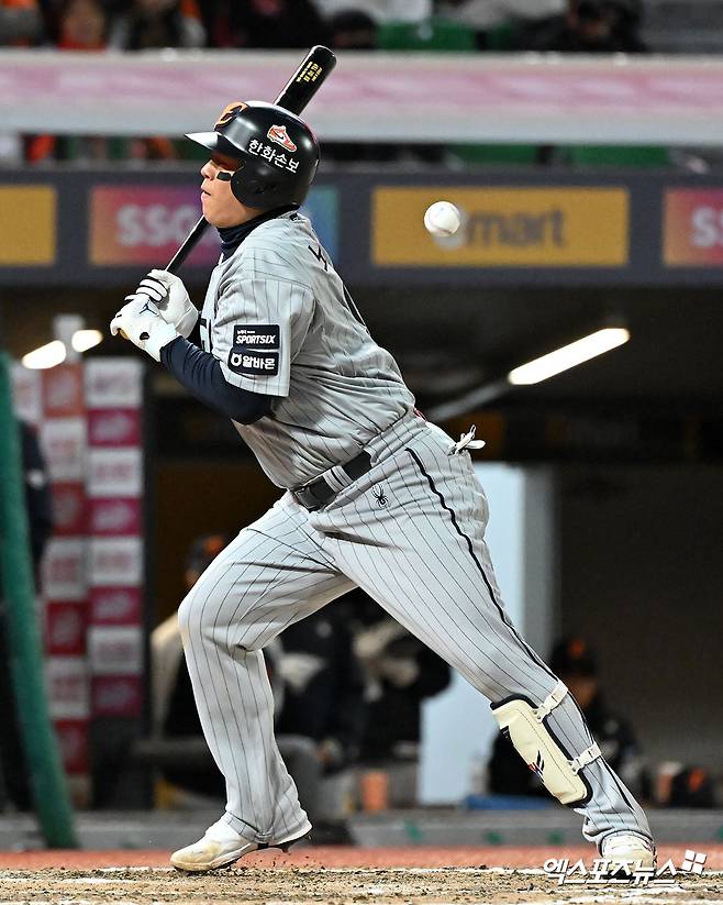 7일 오후 인천SSG랜더스필드에서 열린 '2026 신한 SOL Bank KBO리그' 한화 이글스와 SSG 랜더스의 경기, 9회초 1사 1루 한화 노시환이 사구에 맞고 있다. 엑스포츠뉴스 DB